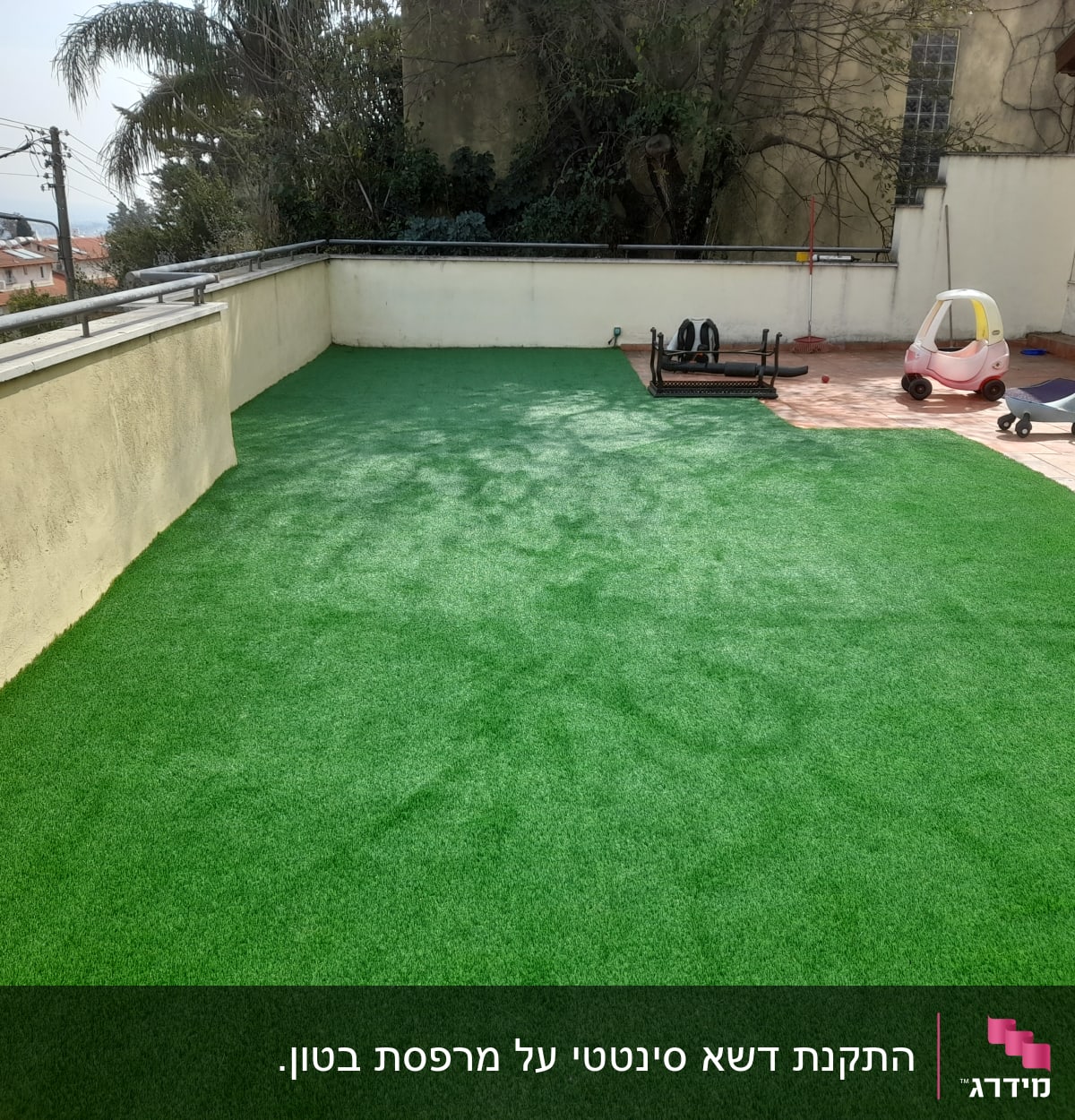 דשא סינתטי על מרפסת עם עציצים ברקע